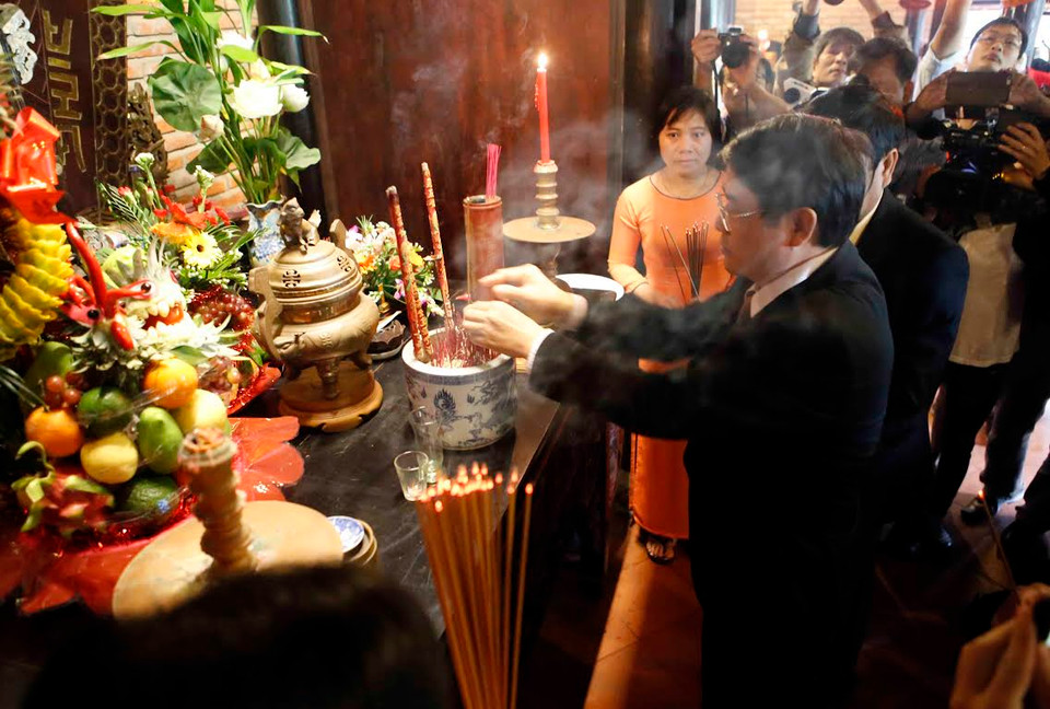 Nghi thức dâng hương Bà Chúa Tằm Tang. (Nguồn: Trần Lê Lâm/Vietnam+)