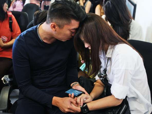 Người thân của hành khách trên chiếc máy bay QZ8501 chờ đợi tin tức ở sân bay quốc tế Juanda tại Surabaya, Indonesia. (Nguồn: AP)