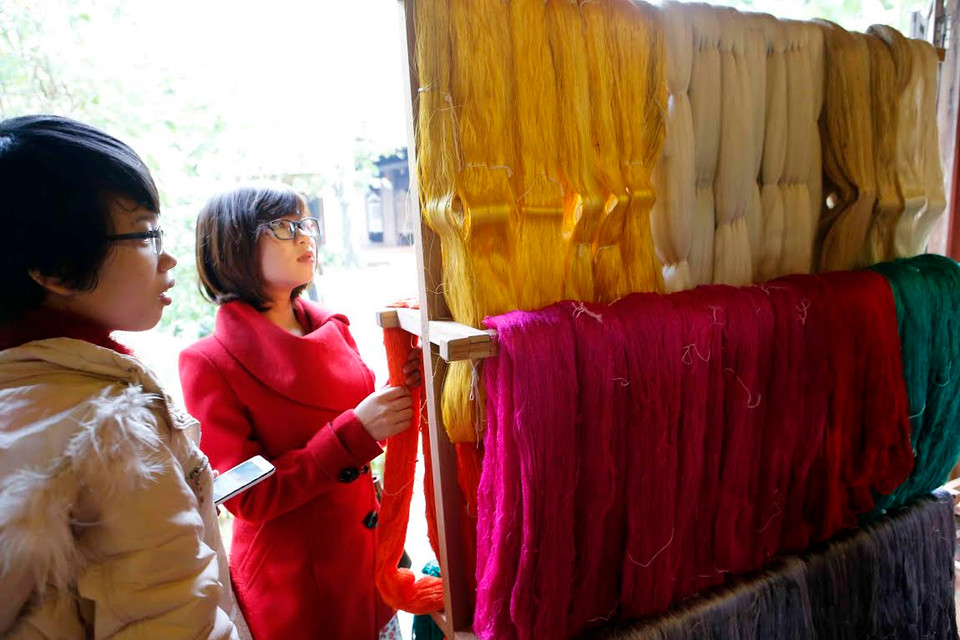 Trưng bày sản phẩm tơ tằm của làng lụa Hội An. (Nguồn: Trần Lê Lâm/Vietnam+)