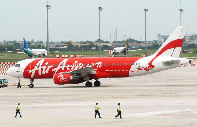 Chuyến bay của chiếc máy bay QZ8501 thuộc hãng hãng hàng không AirAsia, chở 155 hành khách cùng phi hành đoàn, xuất phát từ thành phố Surabaya, Indonesia lúc 05h20 giờ địa phương sáng ngày 28/12, theo lịch trình sẽ hạ cánh tại điểm đến Singapore lúc 8h30 cùng ngày đã bị mất liên lạc với trạm kiểm soát không lưu mặt đất tại Jakarta lúc 6h17 cùng ngày. (Nguồn: AFP)