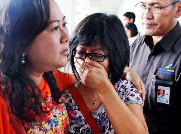 Người thân của hành khách trên chiếc máy bay QZ8501 chờ đợi tin tức ở sân bay quốc tế Juanda tại Surabaya, Indonesia. (Nguồn: AP)