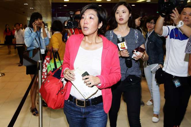 Một phụ nữ khóc và lo lắng ở sân bay Changi khi nhận được thông tin về chuyến bay mất tích. (Nguồn: Getty)