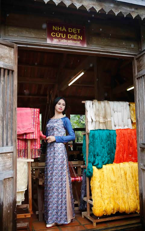 Trình diễn áo dài lụa Việt Nam. (Nguồn: Trần Lê Lâm/Vietnam+)