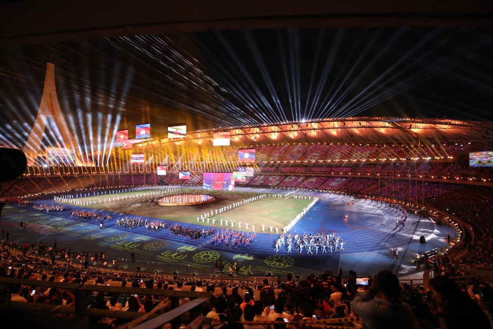 Sân vận động Morodok Techo lung linh trong Lễ bế mạc SEA Games 32. (Ảnh: Minh Quyết/TTXVN)