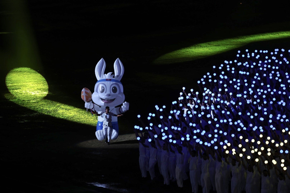 Lễ bế mạc SEA Games 32 được bắt đầu với màn biểu diễn nghệ thuật với tên gọi "See you again" (Hẹn gặp lại). (Ảnh: Minh Quyết/TTXVN)