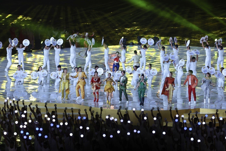 Lễ bế mạc SEA Games 32 được bắt đầu với màn biểu diễn nghệ thuật với tên gọi "See you again" (Hẹn gặp lại). (Ảnh: Minh Quyết/TTXVN)