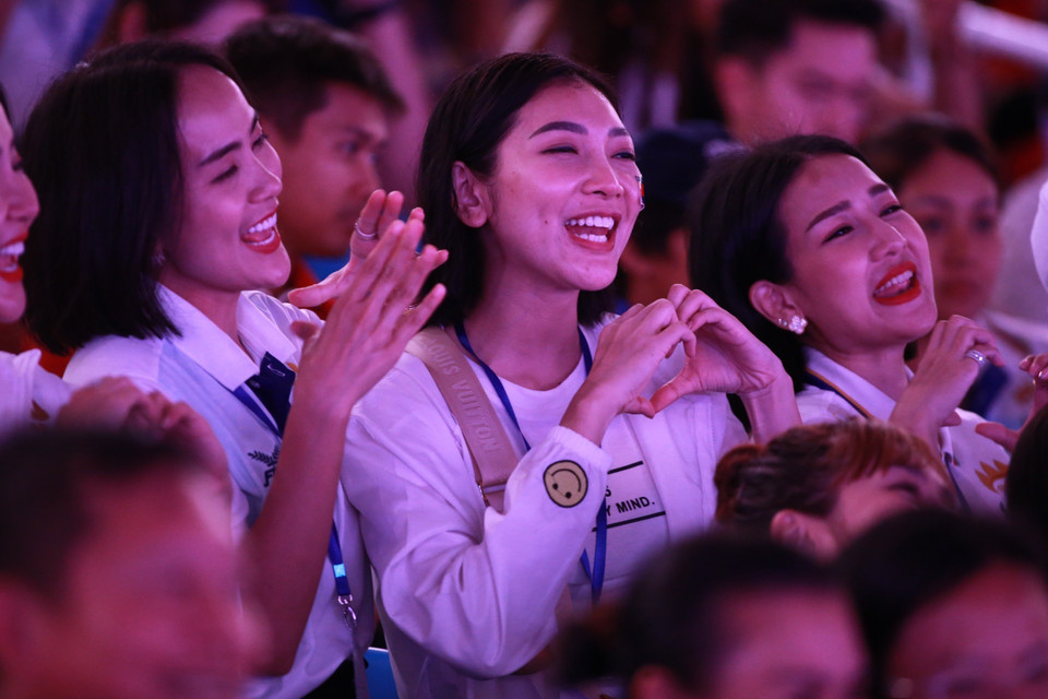 Rất đông VĐV, CĐV Campuchia đến sân Morodok Techo để theo dõi lễ bế mạc SEA Games 32. (Ảnh: TTXVN)