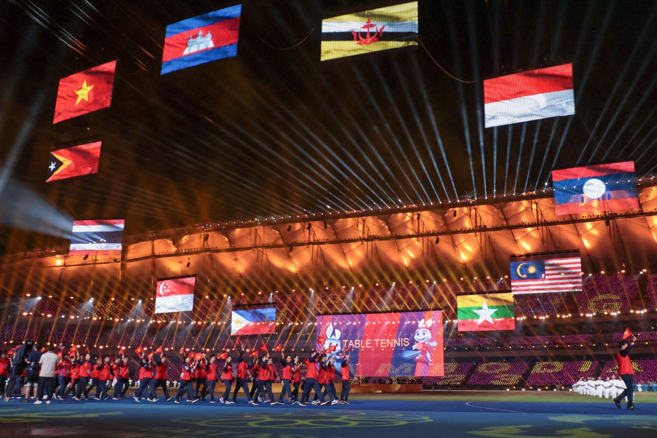 Đoàn Thể thao Việt Nam diễu hành trên sân vận động Morodok Techo trong Lễ bế mạc SEA Games 32. (Ảnh: Hoàng Linh/TTXVN)