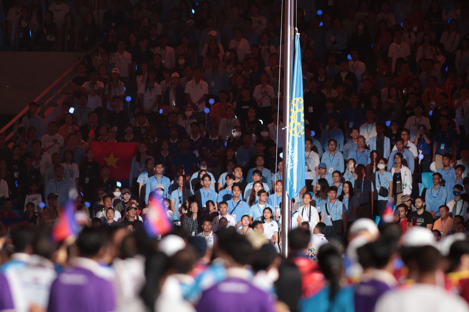 Nghi thức hạ lá cờ của Liên đoàn Thể thao Đông Nam Á. (Ảnh: Hoàng Linh/TTXVN)