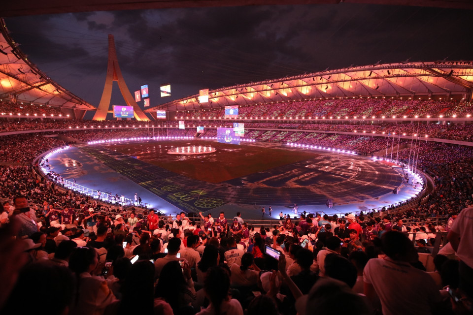 Sau hơn 20 ngày tranh tài, SEA Games 32 khép lại với lễ bế mạc ấn tượng, đáng nhớ và đầy lưu luyến trên sân Morodok Techo (Phnom Penh, Campuchia). (Ảnh: Minh Quyết/TTXVN)