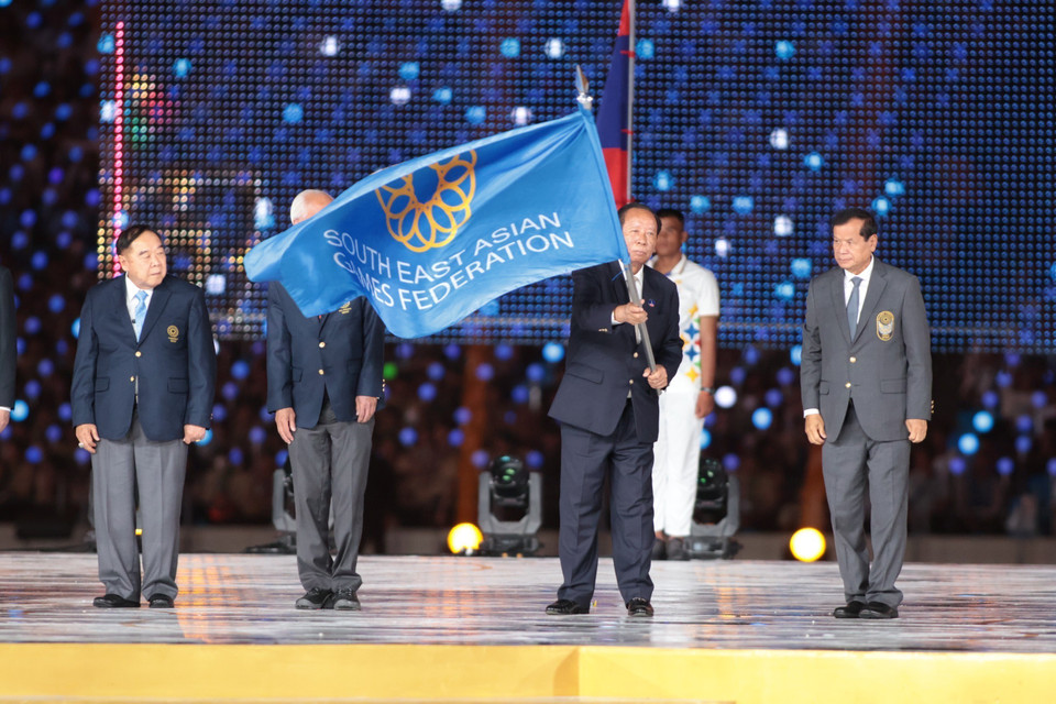 Ông Gongsak Yodmani - Thống đốc Cơ quan Thể thao Thái Lan (SAT) đại diện nước chủ nhà SEA Games 33 nhận chuyển giao cờ từ Campuchia. (Ảnh: Hoàng Linh/TTXVN)
