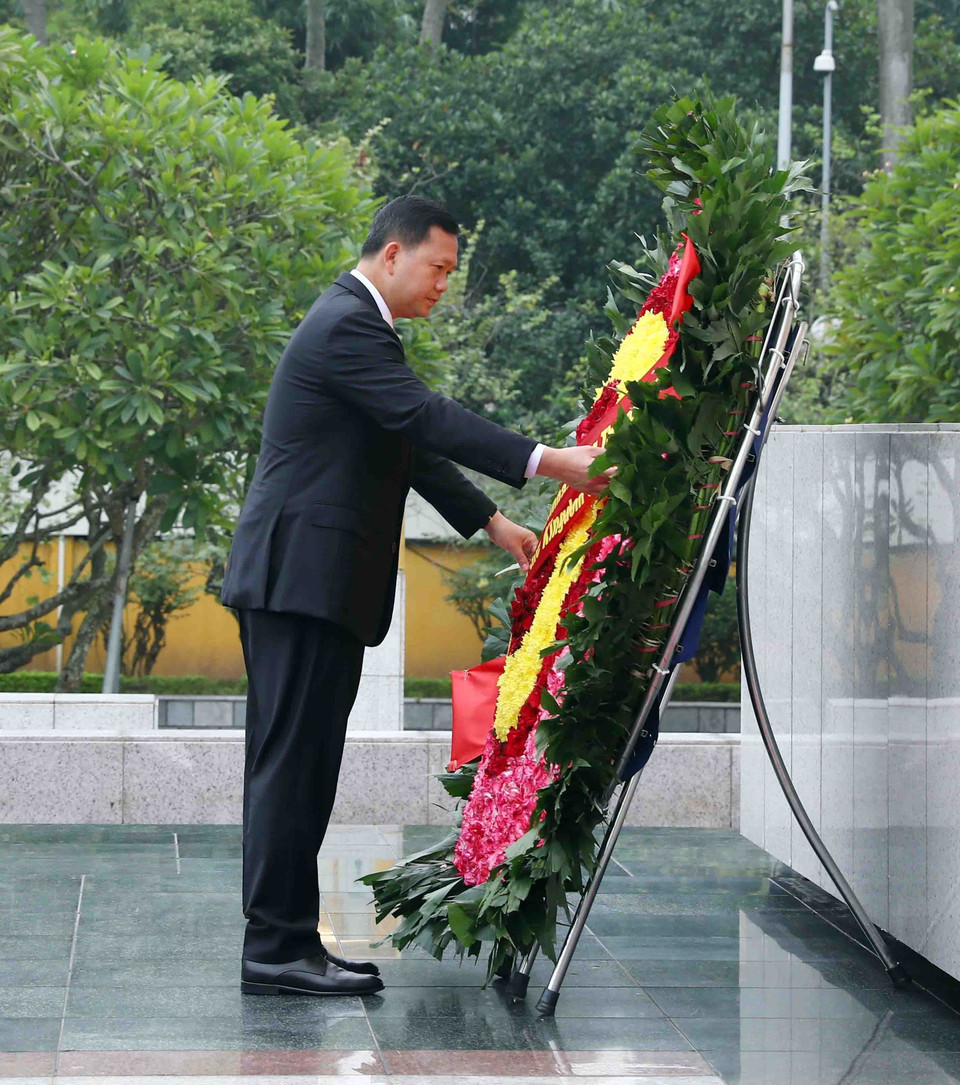 Thủ tướng Campuchia Samdech Hun Manet đặt vòng hoa tưởng niệm các Anh hùng Liệt sỹ. (Ảnh: Phạm Kiên/TTXVN)