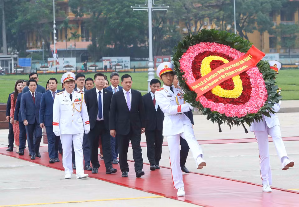 Sáng 12/12/2023, tại Hà Nội, Thủ tướng Campuchia Samdech Hun Manet đến đặt vòng hoa và vào Lăng viếng Chủ tịch Hồ Chí Minh. (Ảnh: An Đăng/ TTXVN)