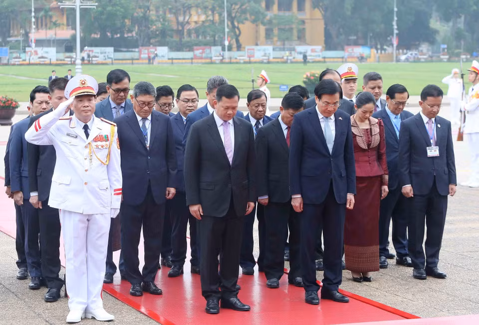 Thủ tướng Campuchia Samdech Hun Manet cùng các thành viên trong đoàn thành kính tưởng nhớ Chủ tịch Hồ Chí Minh. (Ảnh: An Đăng/ TTXVN)