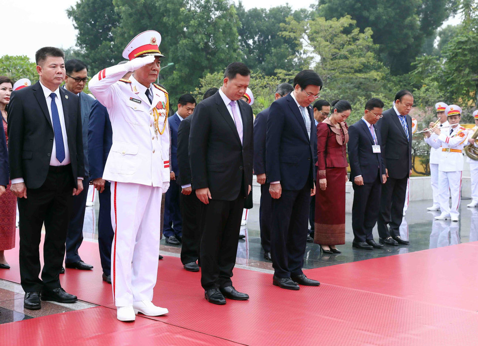 Thủ tướng Campuchia Samdech Hun Manet thành kính tưởng niệm các Anh hùng Liệt sỹ. (Ảnh: Phạm Kiên/TTXVN)