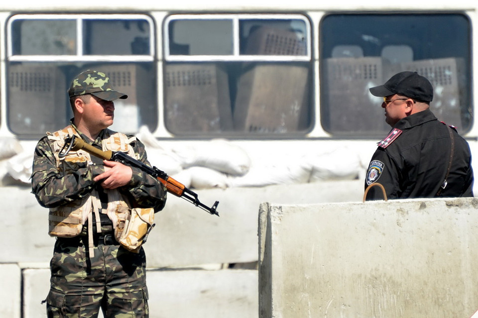 Binh sỹ Ukraine gác tại một chốt kiểm soát cách thành phố Slavyansk khoảng 30 km ngày 27/4. (Nguồn: AFP/TTXVN)