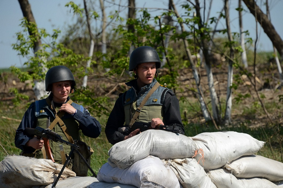 Binh sỹ Ukraine gác tại một chốt kiểm soát cách thành phố Slavyansk khoảng 30 km ngày 27/4. (Nguồn: AFP/TTXVN)
