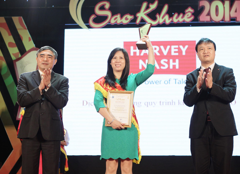 Đại diện Ban tổ chức trao danh hiệu Sao Khuê 2014 cho các sản phẩm phần mềm và dịch vụ công nghệ thông tin xuất sắc. (Ảnh: Minh Quyết/TTXVN)