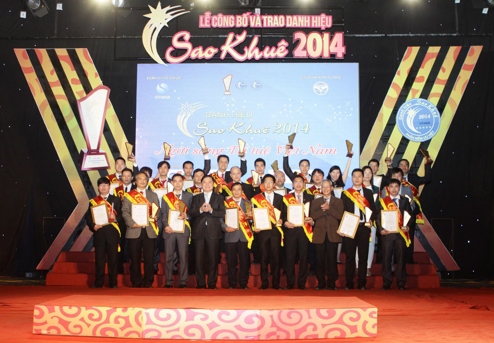 Đại diện Ban tổ chức trao danh hiệu Sao Khuê 2014 cho các sản phẩm phần mềm và dịch vụ công nghệ thông tin xuất sắc. (Ảnh: Minh Quyết/TTXVN)