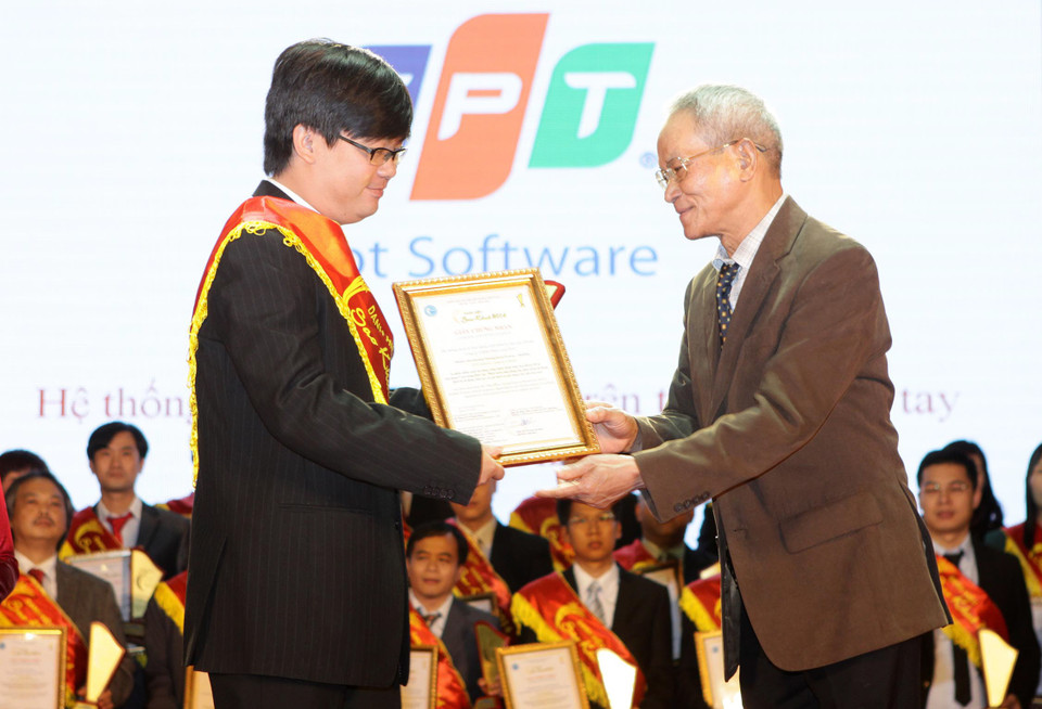 Đại diện Ban tổ chức trao danh hiệu Sao Khuê 2014 cho phần mềm duy nhất "Hệ thống quản lý bán hàng trên thiết bị cầm tay eMobiz” của Công ty FPT Software được xếp hạng 5 sao. (Ảnh: Minh Quyết/TTXVN)