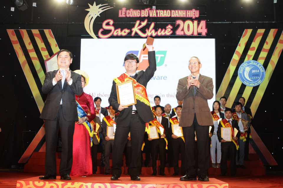 Đại diện Ban tổ chức trao danh hiệu Sao Khuê 2014 cho phần mềm duy nhất "Hệ thống quản lý bán hàng trên thiết bị cầm tay eMobiz” của Công ty FPT Softwae được xếp hạng 5 sao. (Ảnh: Minh Quyết/TTXVN)