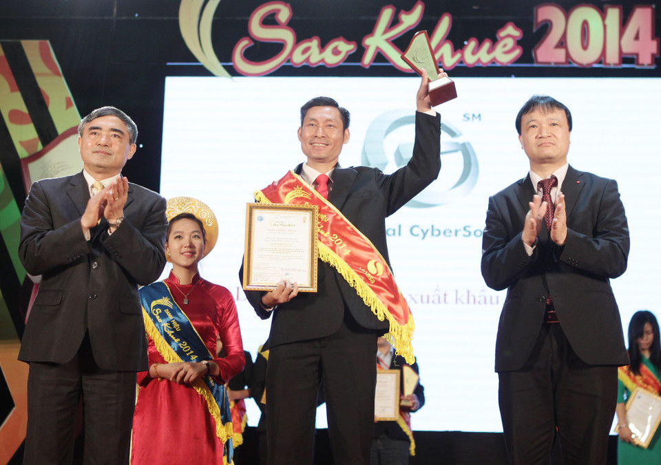Đại diện Ban tổ chức trao danh hiệu Sao Khuê 2014 cho các sản phẩm phần mềm và dịch vụ công nghệ thông tin xuất sắc. (Ảnh: Minh Quyết/TTXVN)