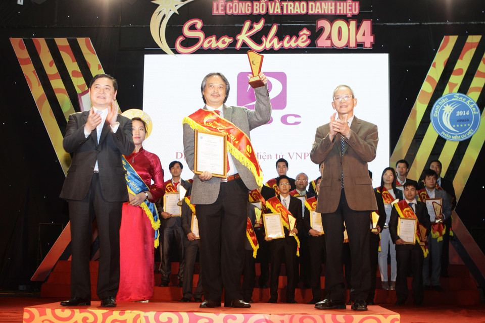 Đại diện Ban tổ chức trao danh hiệu Sao Khuê 2014 cho các sản phẩm phần mềm và dịch vụ công nghệ thông tin xuất sắc. (Ảnh: Minh Quyết/TTXVN)