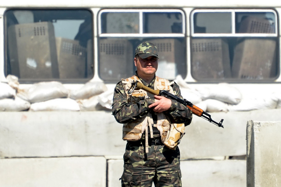 Binh sỹ Ukraine gác tại một chốt kiểm soát cách thành phố Slavyansk khoảng 30 km ngày 27/4. (Nguồn: AFP/TTXVN)