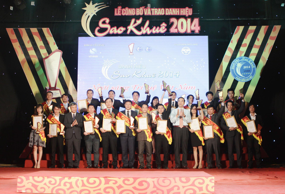 Đại diện Ban tổ chức trao danh hiệu Sao Khuê 2014 cho các sản phẩm phần mềm và dịch vụ công nghệ thông tin xuất sắc. (Ảnh: Minh Quyết/TTXVN)