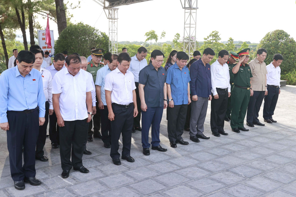 Chủ tịch Quốc hội Vương Đình Huệ và đại biểu tưởng niệm anh hùng liệt sỹ tại Nghĩa trang Liệt sỹ thành phố Huế. (Ảnh: Doãn Tấn/TTXVN)