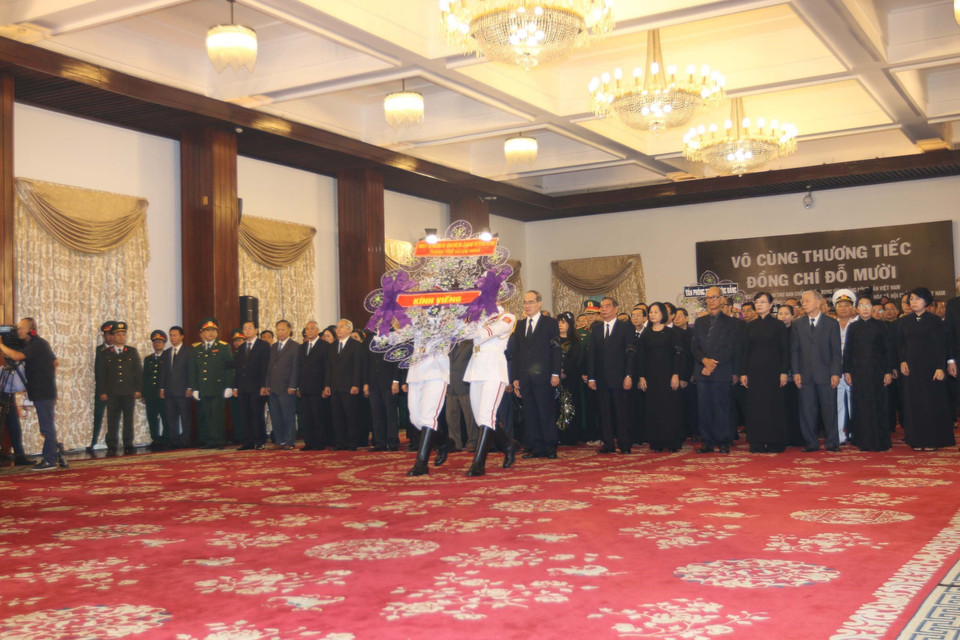 Đoàn Thành ủy, HĐND, UBND, UB.MTTQ Việt Nam Tp. Hồ Chí Minh do đồng chí Nguyễn Thiện Nhân, Ủy viên Bộ Chính trị, Bí thư Thành ủy TP Hồ Chí Minh làm trưởng đoàn đến viếng nguyên Tổng Bí thư Đỗ Mười. (Ảnh: Thanh Vũ/TTXVN)