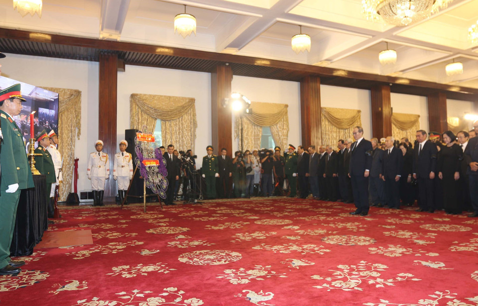 Đồng chí Nguyễn Thiện Nhân, Ủy viên Bộ Chính trị, Bí thư Thành ủy Tp. Hồ Chí Minh cùng các đồng chí lãnh đạo, nguyên lãnh đạo Tp. Hồ Chí Minh dành một phút mặc niệm tưởng nhớ nguyên Tổng Bí thư Đỗ Mười. (Ảnh: Thanh Vũ/TTXVN)