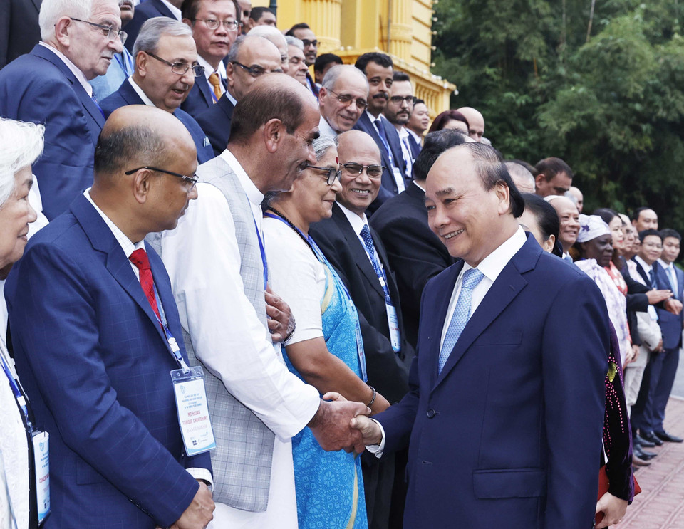 Chủ tịch nước Nguyễn Xuân Phúc với đoàn đại biểu dự Đại hội 22 Hội đồng Hòa bình thế giới. (Ảnh: Thống Nhất/TTXVN)