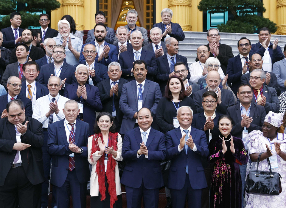 Chủ tịch nước Nguyễn Xuân Phúc với đoàn đại biểu dự Đại hội 22 Hội đồng Hòa bình thế giới. (Ảnh: Thống Nhất/TTXVN)