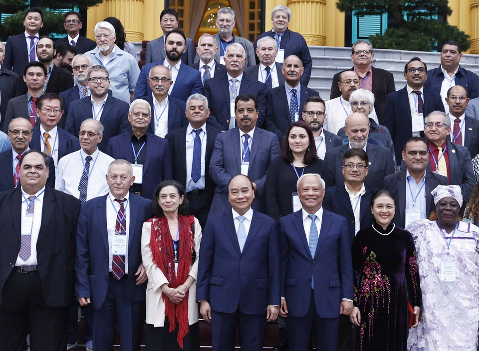 Chủ tịch nước Nguyễn Xuân Phúc với đoàn đại biểu dự Đại hội 22 Hội đồng Hòa bình thế giới. (Ảnh: Thống Nhất/TTXVN)