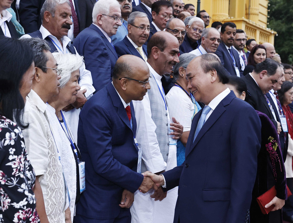 Chủ tịch nước Nguyễn Xuân Phúc với đoàn đại biểu dự Đại hội 22 Hội đồng Hòa bình thế giới. (Ảnh: Thống Nhất/TTXVN)