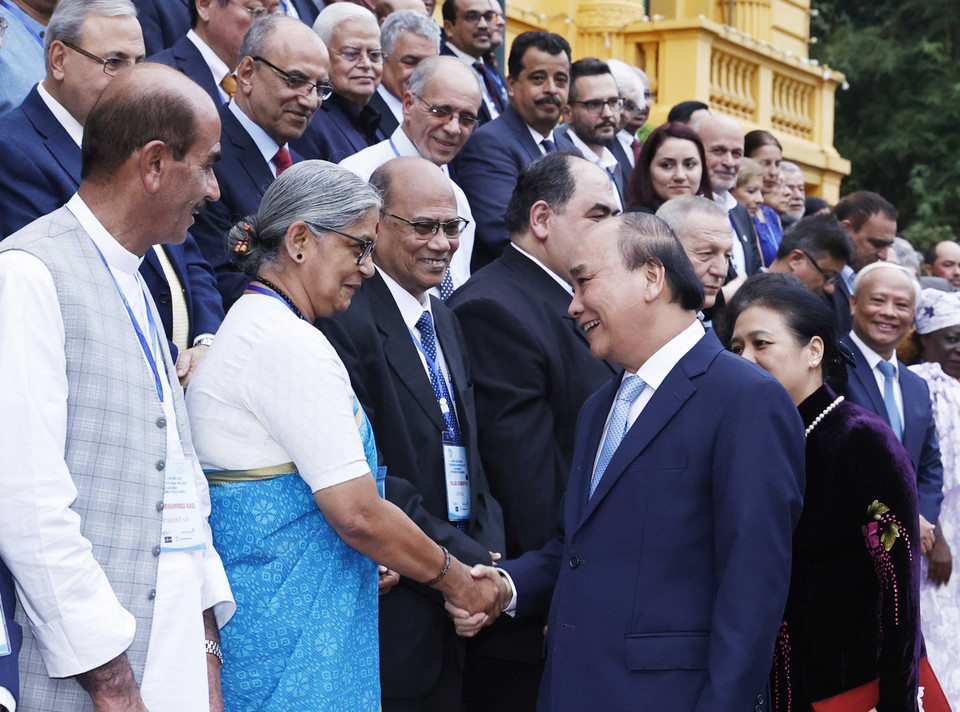 Chủ tịch nước Nguyễn Xuân Phúc với đoàn đại biểu dự Đại hội 22 Hội đồng Hòa bình thế giới. (Ảnh: Thống Nhất/TTXVN)