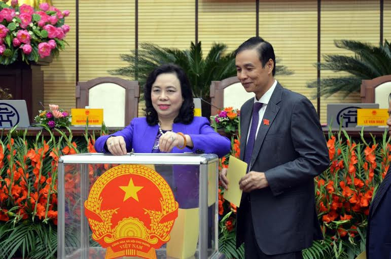 Bà Ngô Thị Thanh Hằng, Phó Bí thư Thường trực thành ủy Hà Nội bỏ phiếu bầu chức danh Chủ tịch UBND Thành phố Hà Nội.(Ảnh: Nguyễn Văn Cảnh/​Vietnam+)