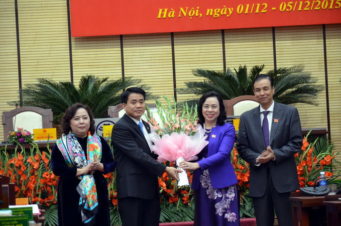 Bà Ngô Thị Thanh Hằng, Phó Bí thư Thường trực thành ủy Hà Nội cùng các lãnh đạo thành phố Hà Nội tặng hoa chúc mừng tân Chủ tịch UBND Nguyễn Đức Chung. (Ảnh: Nguyễn Văn Cảnh/Vietnam+)