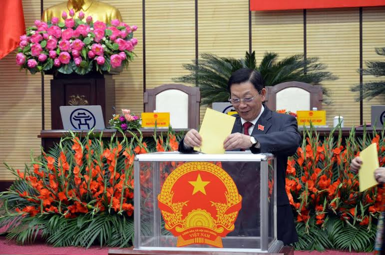 Ông Nguyễn Thế Thảo, nguyên Chủ tịch Ủy ban nhân dân thành phố Hà Nội bỏ phiếu bầu chức danh Chủ tịch UBND Thành phố Hà Nội. (Ảnh: Nguyễn Văn Cảnh/​Vietnam+)
