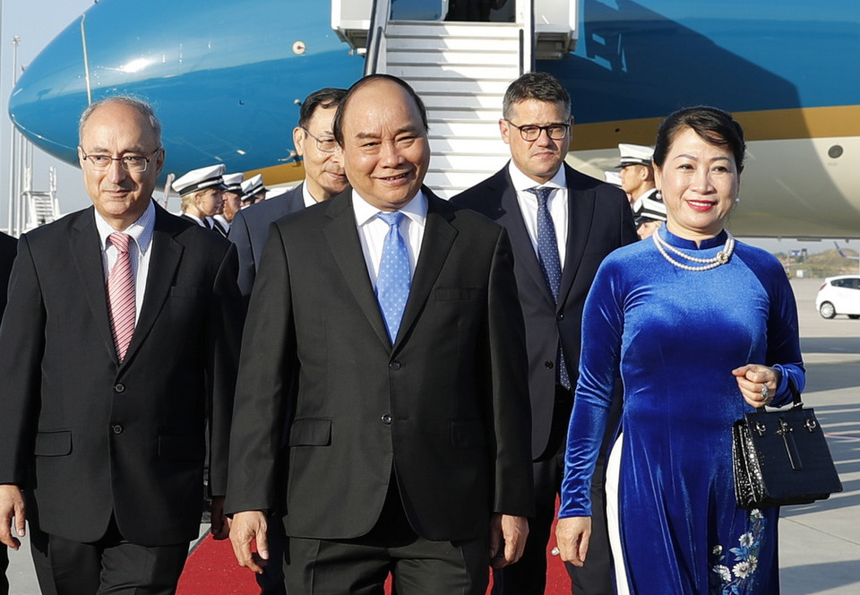 Thủ tướng Nguyễn Xuân Phúc và Phu nhân đến sân bay quốc tế Frankfurt. (Ảnh: Thống Nhất/TTXVN)