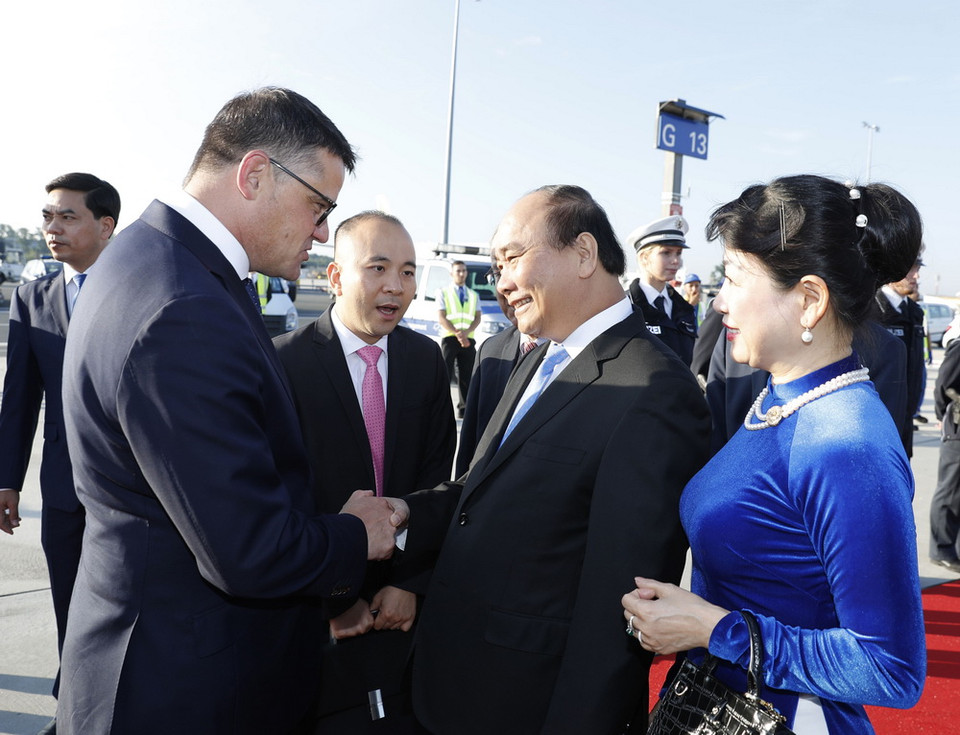 Các quan chức Chính phủ CHLB Đức đón Thủ tướng Nguyễn Xuân Phúc và Phu nhân tại sân bay quốc tế Frankfurt. (Ảnh: Thống Nhất/TTXVN)