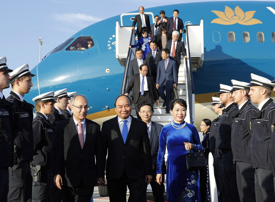 Lễ đón Thủ tướng Nguyễn Xuân Phúc và Phu nhân tại sân bay quốc tế Frankfurt. (Ảnh: Thống Nhất/TTXVN)