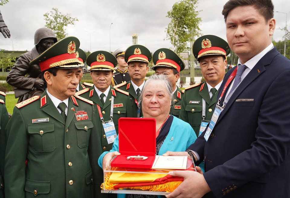 Đại tướng Phan Văn Giang thăm hỏi, động viên bà Lê Thị Phượng, con gái một trong những chiến sỹ tham gia bảo vệ Moskva là Lý Phú San (tên thật là Lê Phan Chăn). (Ảnh: Duy Trinh/TTXVN)