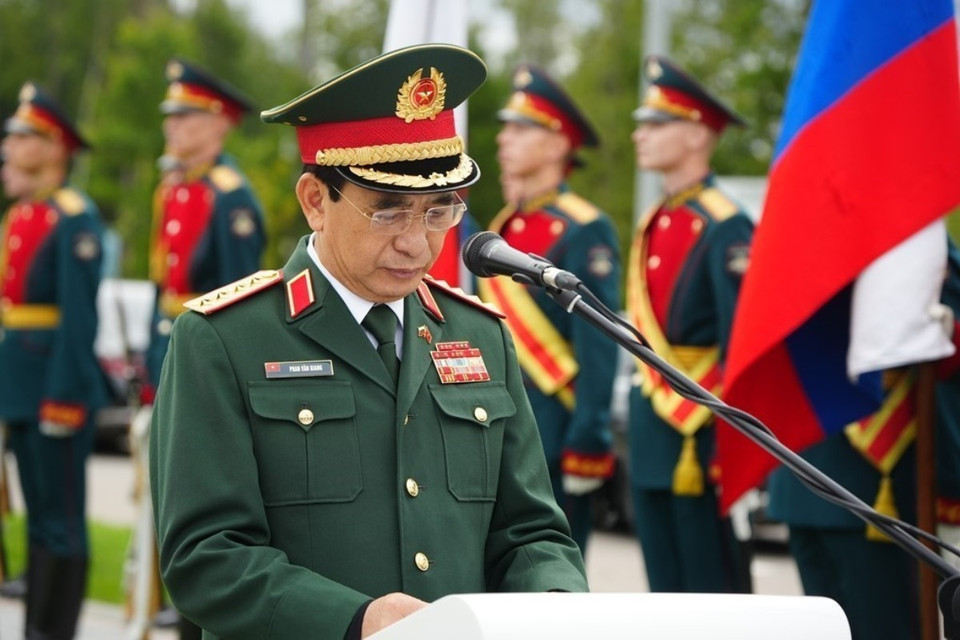 Bộ trưởng Quốc phòng Phan Văn Giang phát biểu tại Lễ khánh thành Tượng đài tưởng niệm các chiến sỹ tình nguyện quốc tế Việt Nam tham gia chiến đấu bảo vệ thủ đô Moskva trong Chiến tranh Vệ quốc Vĩ đại 1941-1945. (Ảnh: Duy Trinh/TTXVN)