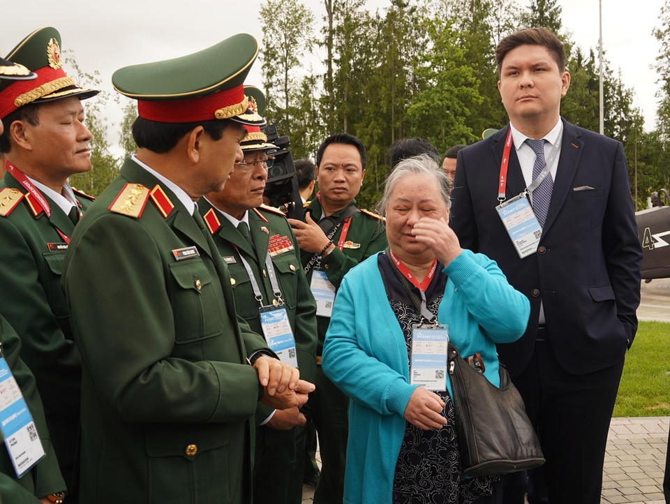 Bà Lê Thị Phượng, con gái một trong những chiến sỹ tham gia bảo vệ Moskva là Lý Phú San (tên thật là Lê Phan Chăn) không cầm được nước mắt. (Ảnh: Duy Trinh/TTXVN)