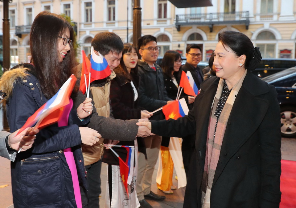 Đại diện cộng đồng người Việt Nam, nghiên cứu sinh, học sinh đón Chủ tịch Quốc hội Nguyễn Thị Kim Ngân tại Saint Petersburg. (Ảnh: Trọng Đức/TTXVN)