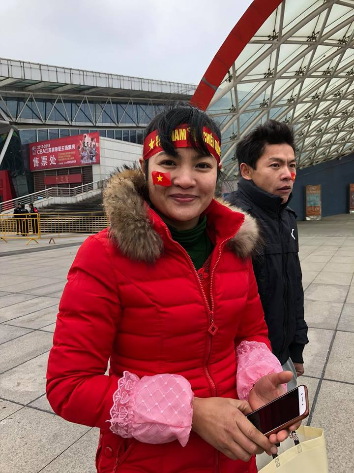 Chị Vũ Bích Hợp ( quê Thanh Hoá) làm việc cách sân vận động Changzhou Sports Center khoảng 15km đã xin nghỉ để lên cổ vũ đội tuyển. (Nguồn: Vietnam+)