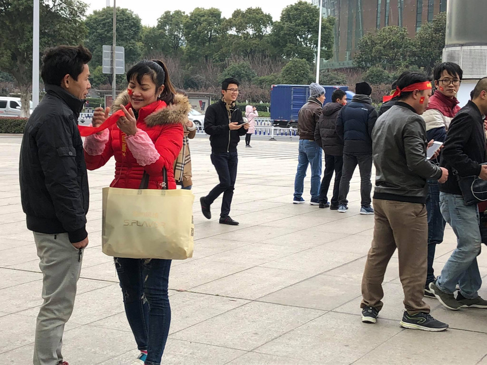 Các cổ động viên chuẩn bị để vào cổ vũ các cầu thủ U23 Việt Nam. (Nguồn: Vietnam+)