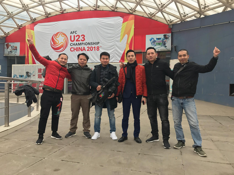 Nhóm cổ động viên từ Thẩm Quyến đã đặt khách sạn tới ngày diễn ra trận chung kết, với niềm tin U23 vô địch. (Ảnh: Vietnam+)